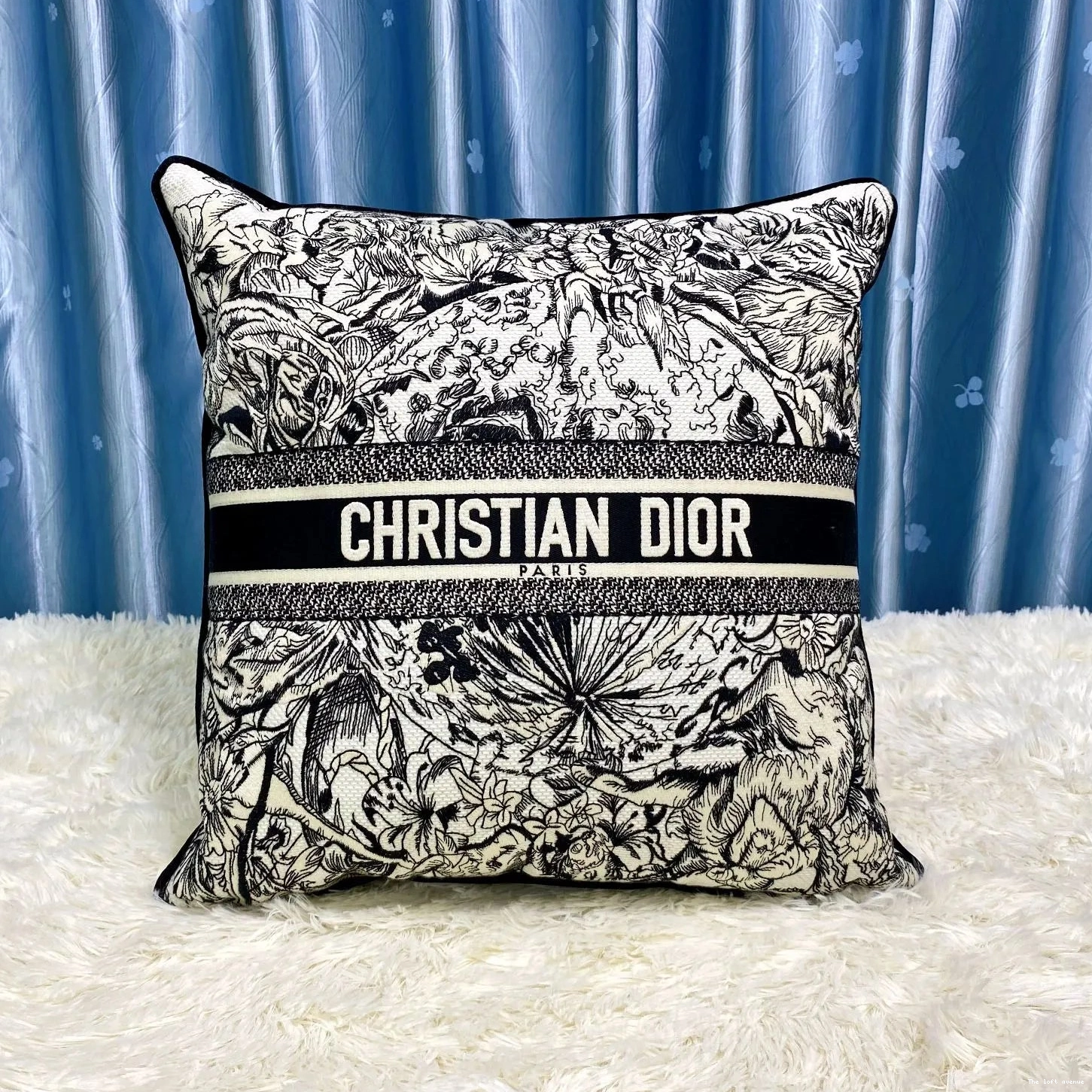 CHRISTIAN PILLOW BLACK MOTIF WORLD 0820